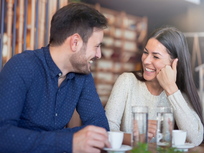 Hogyan flörtölj egy pasival? 5 bevált tipp - motiver.hu