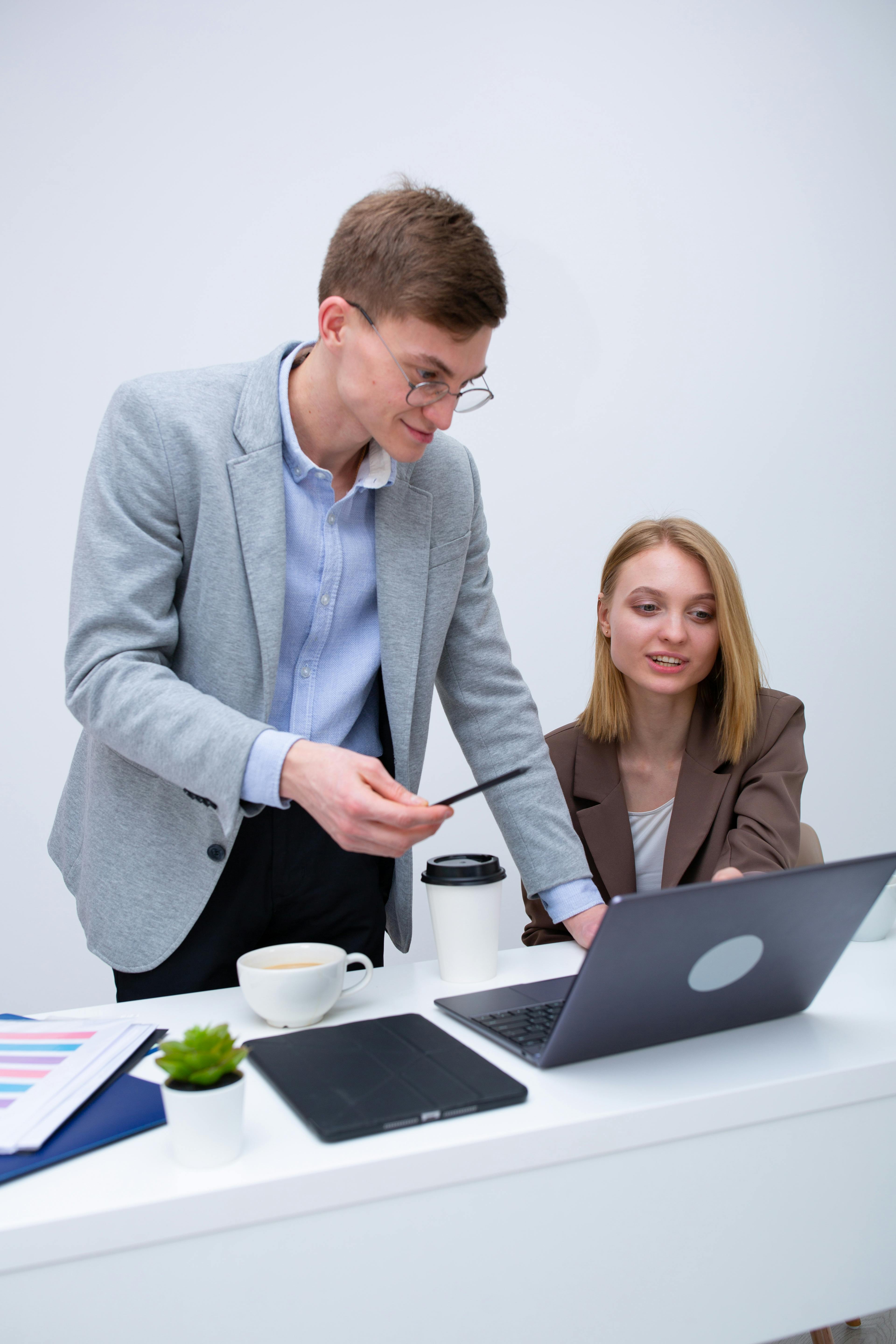 Legjobb online marketing cég kiválasztása, hatékony és sikeres marketing stratégia.  Közös munka a keresőoptimalizált weboldal felépítéséért.