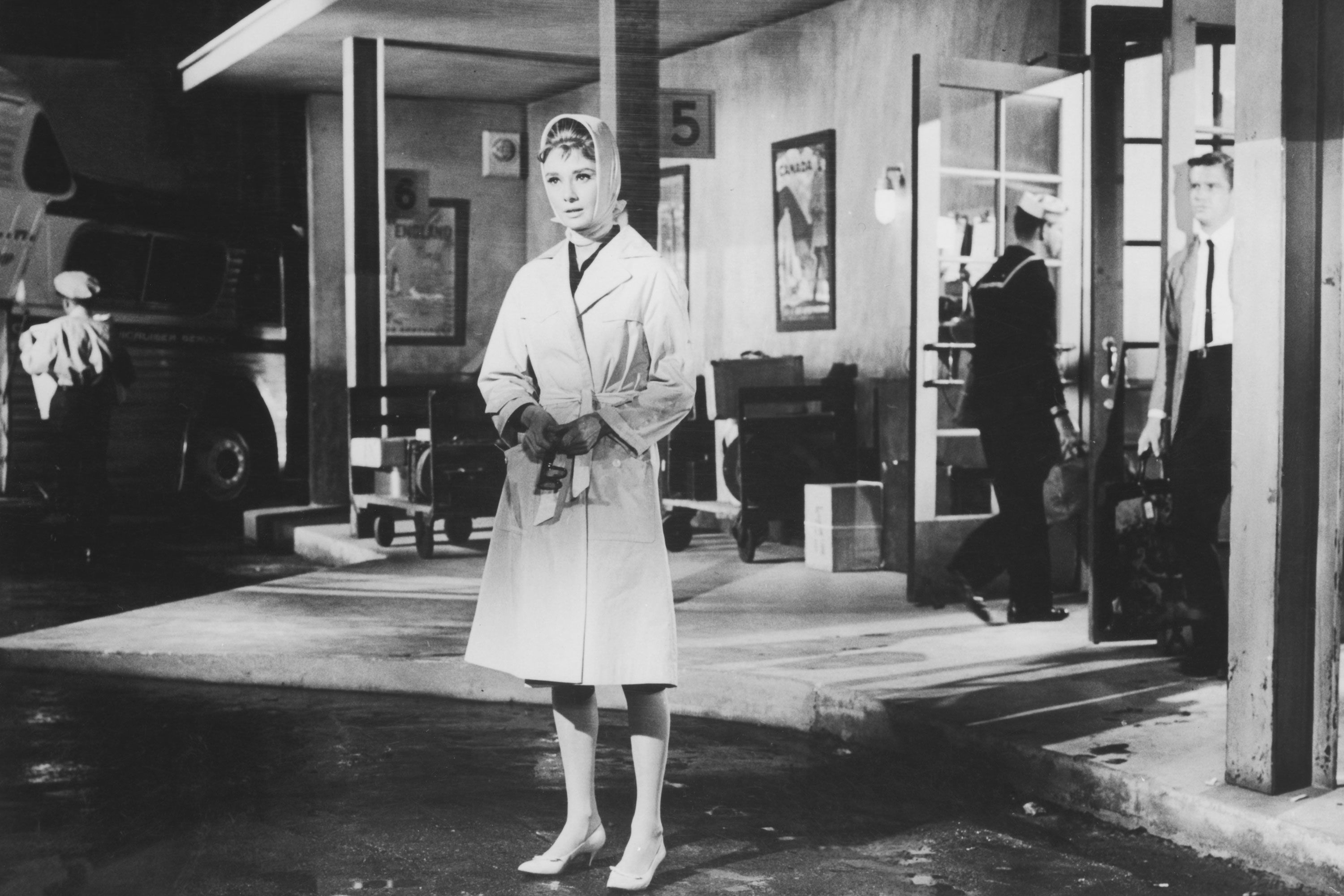 audrey-hepburn-trench-coat